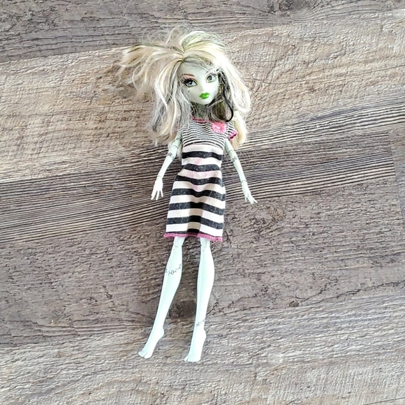 Bundle Lot of 7 Monster High dolls, clothes, shoes used - Picture 6 of 10